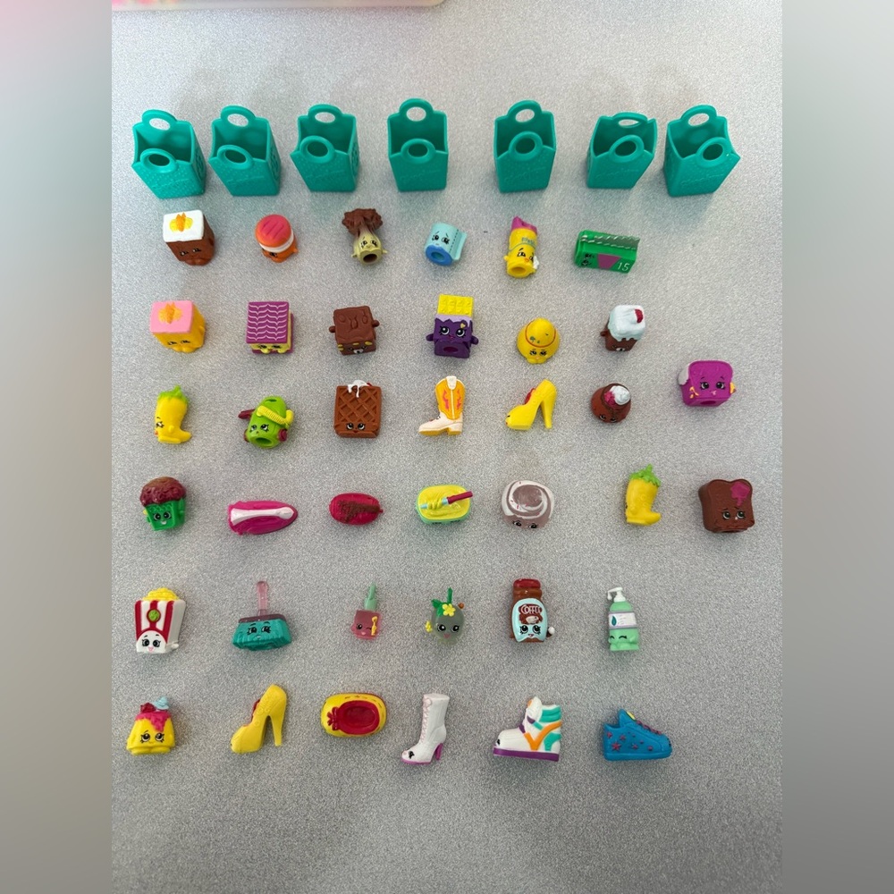 Shopkins Set Of 38 With Shopping Bags